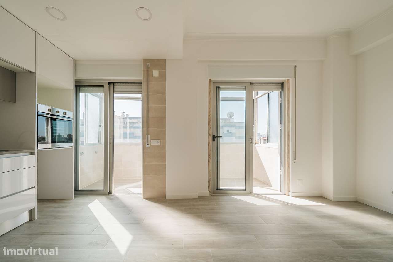 Apartamento T3 Totalmente Remodelado em Santa Clara | Varanda-1