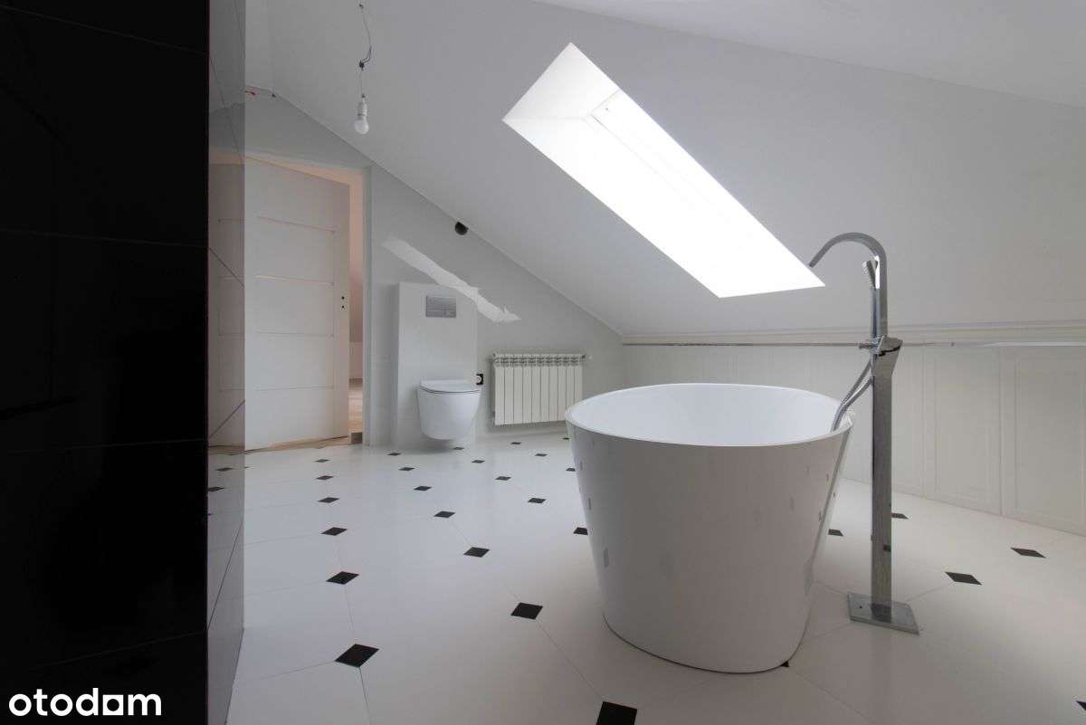 Otoczony zielenią nowoczesny dom w Brzezinach-17