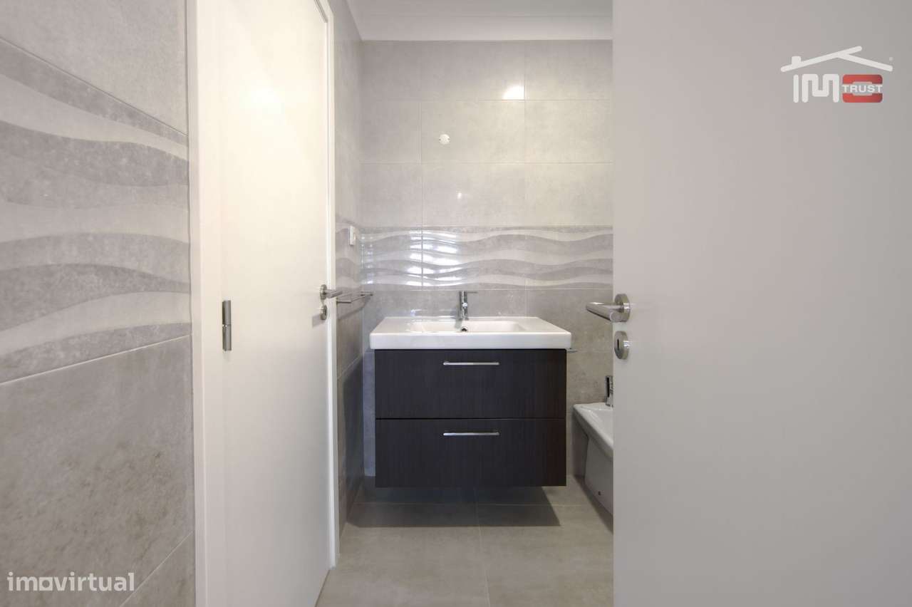 Moradia T4 de Excelência com Box para 4 Viaturas e Ótimos Acessos-31