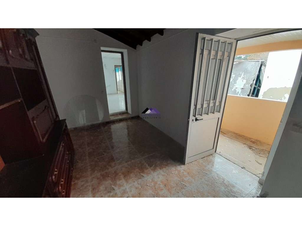 Casa Térrea para Recuperar nas Hortas com Grande Potencial-24