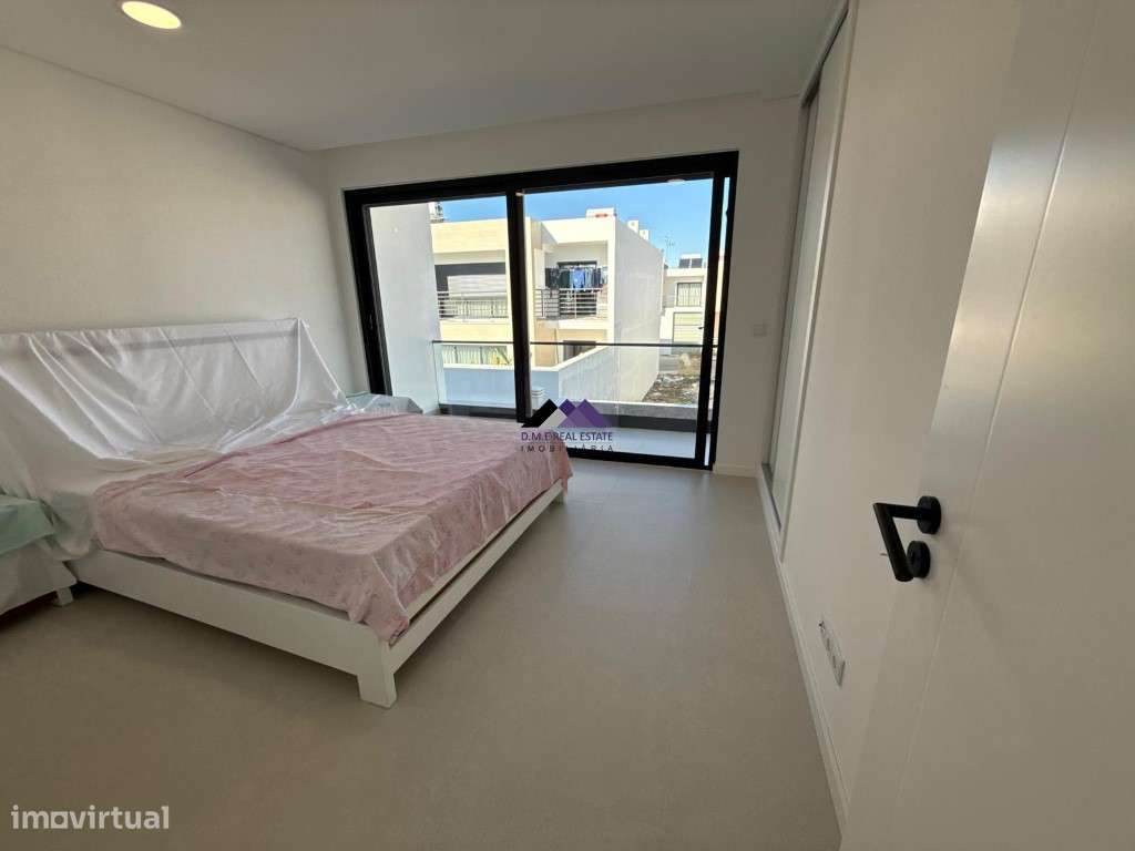 Moradia V3 com Garagem e Piscina a Estrear-56