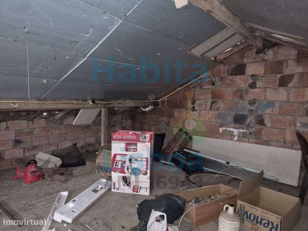 Moradia V2 para Venda em Vialonga - A Necessitar de Obras-9