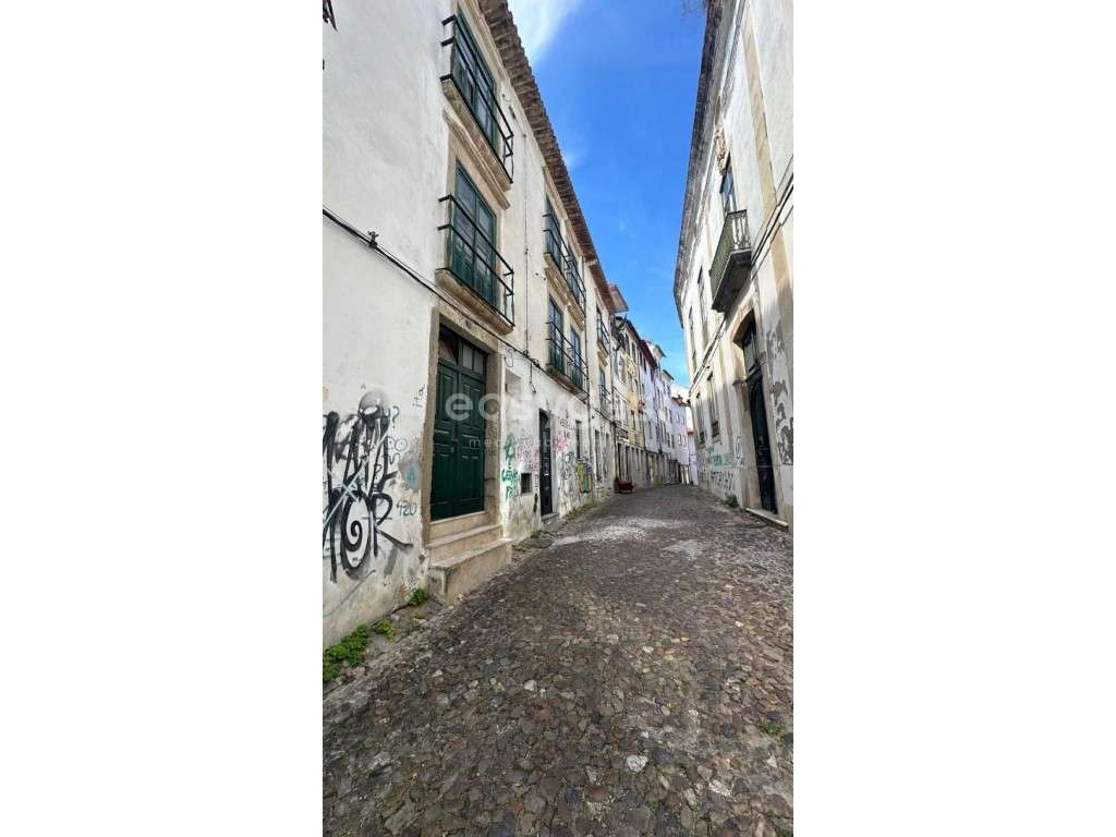 Prédio localizado na rua da Matemática, na zona histórica de Coimbra - Grande imagem: 2/30