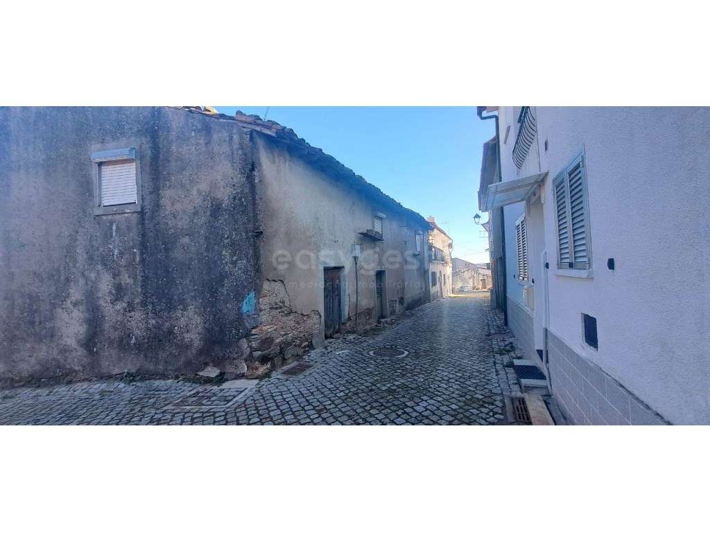 Moradia V3, para recuperar, no Centro Histórico em Mogadouro - Grande imagem: 5/12