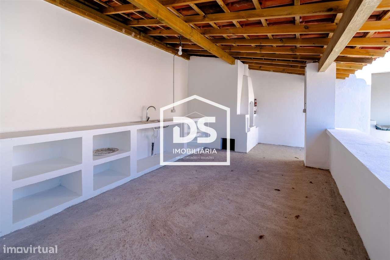 Moradia T4 + T1 com amplo terreno e espaços de lazer em Juncal, Porto-48
