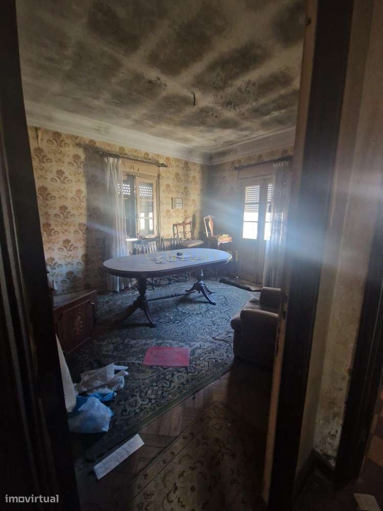 Apartamento 154m2 para remodelação total na Rua Santa Catarina - Porto-9