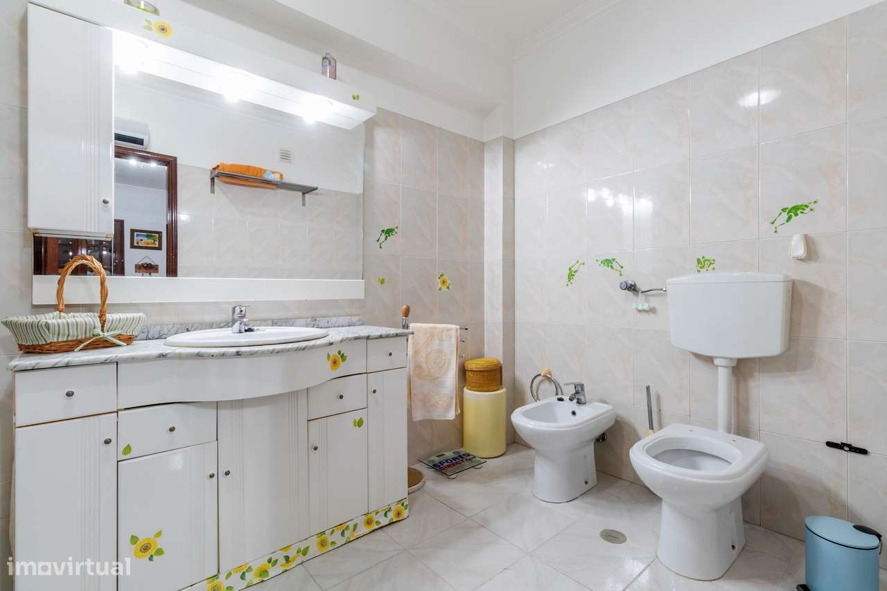 Apartamento T2 c/ 2 Lugares de Estacionamento e Terraço c/ 30m2 em Mem-37