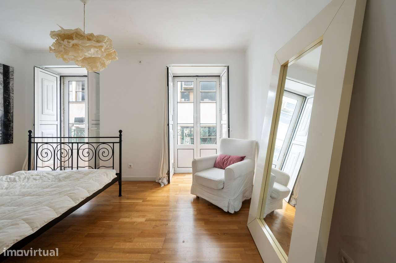 Apartamento T2+1 com Logradouro e Garagem  a 50 m da Av. da Liberdade,-9