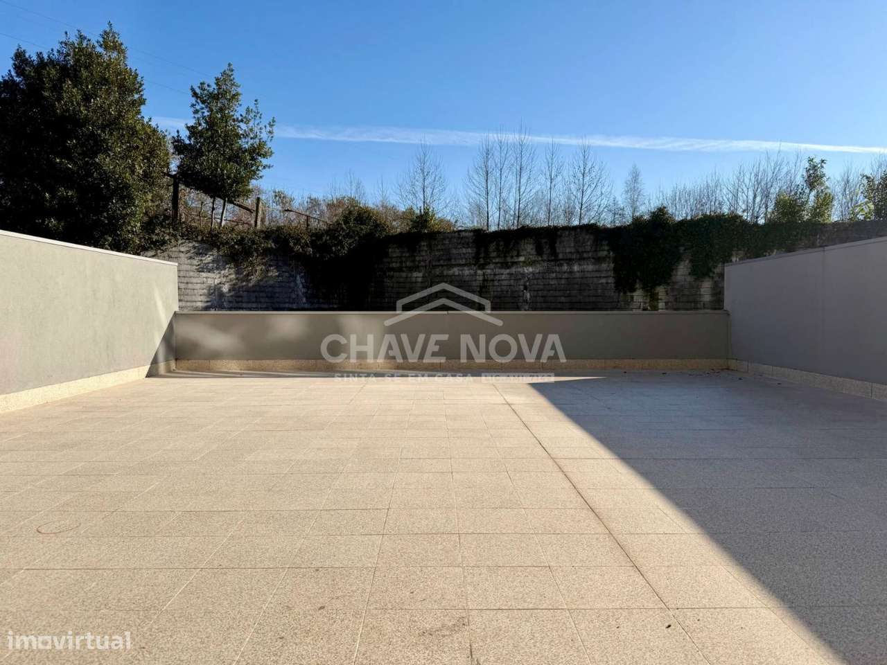 Apartamento T2 Renovado com Terraço e garagem Box-16