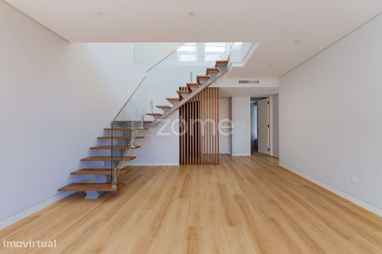 Apartamento T3 +1 com Mezanino / 3 vagas de garagem - Grande imagem: 1/19