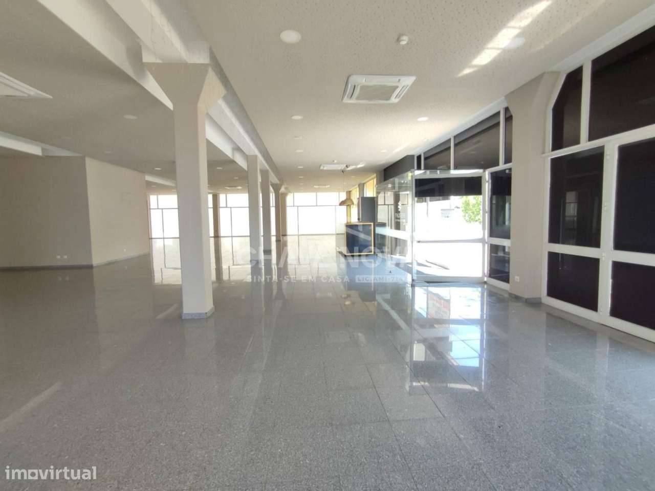 Loja independente c/ 4 frentes - Constituição, Porto - Grande imagem: 2/25