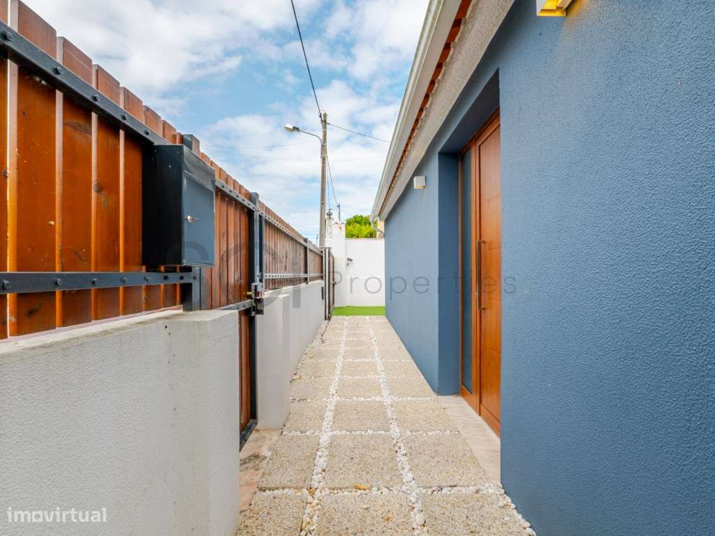 Moradia T3 com piscina nas Quintinhas, Charneca da Caparica. Estilo...-37
