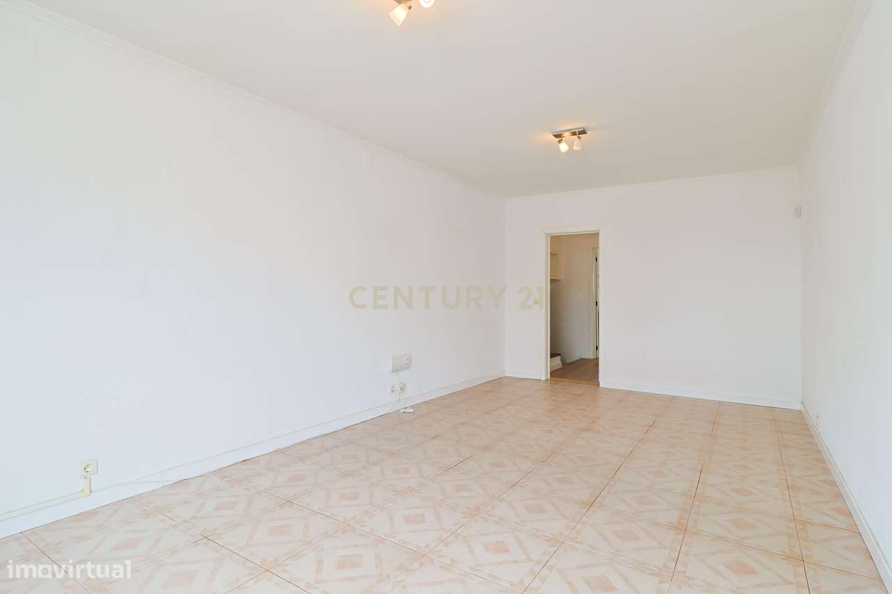 Moradia T2+1 com sótão, garagem, jardim e logradouro – Ponta Delgada-6