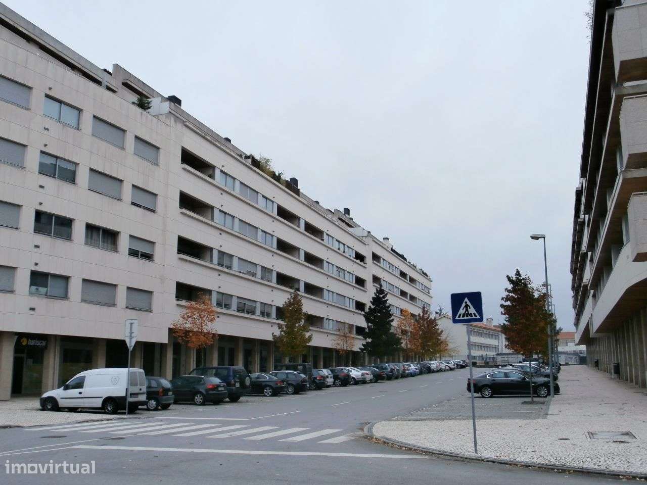 Loja ampla com wc e estacionamento - Edifícios Viriato II-8