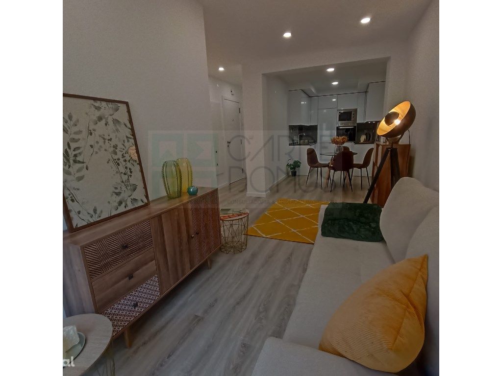 Apartamento T1 - renovado e mobilado, com terraço, em Ben...