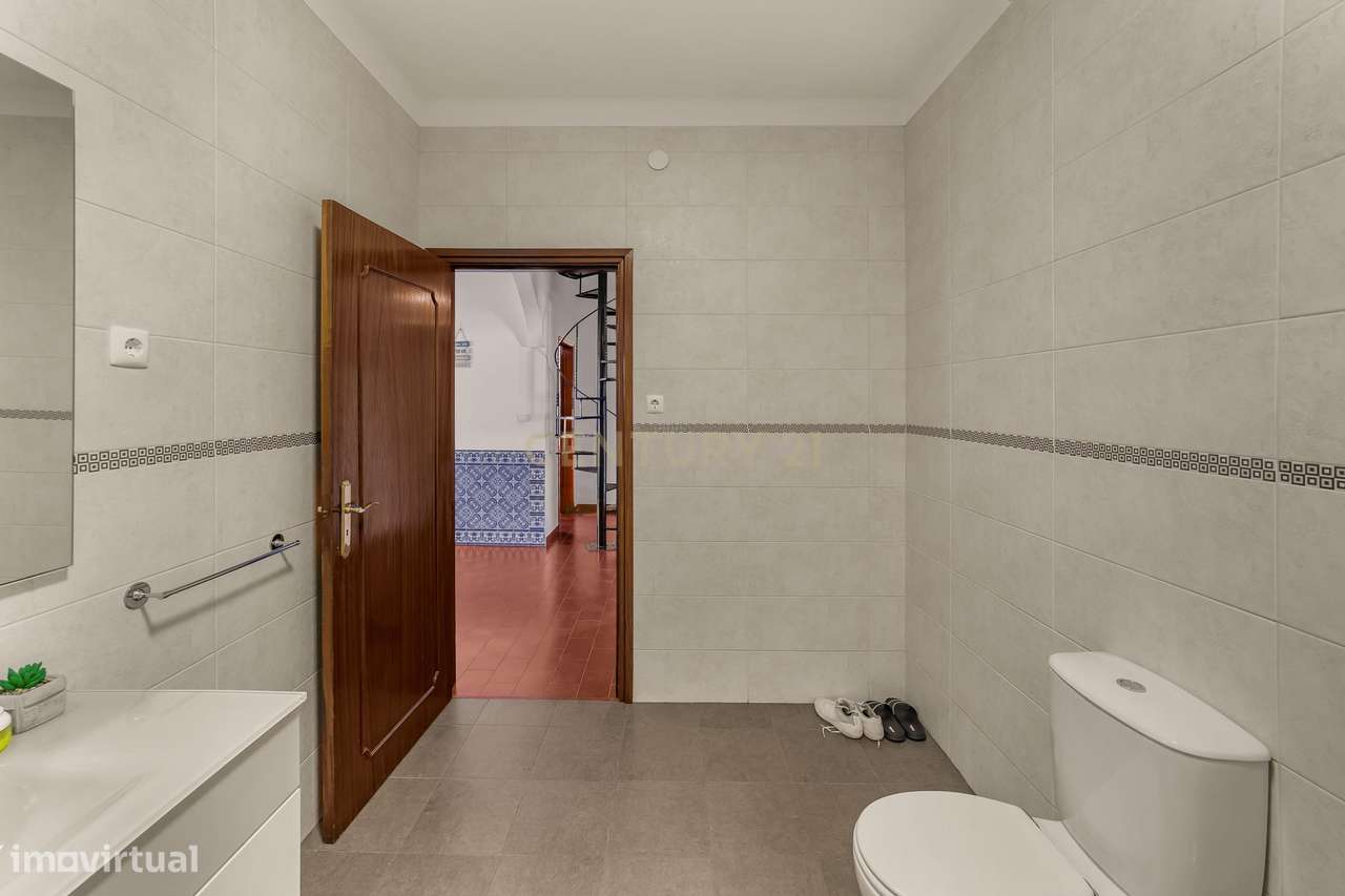 MORADIA T5 COM GARAGEM E PISCINA, 327 M² DE TERRENO PARA USUFRUIR-35