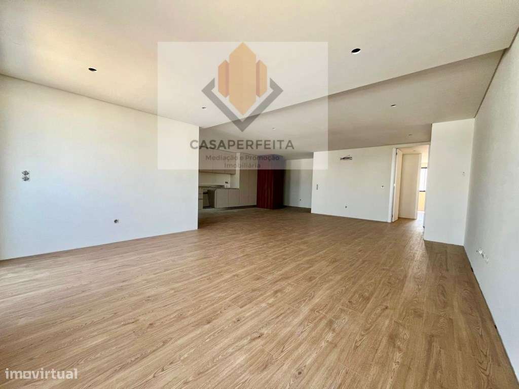 Apartamento T3 Novo com Varanda Generosa e 2 Lugares de Garagem - E... - Grande imagem: 3/26
