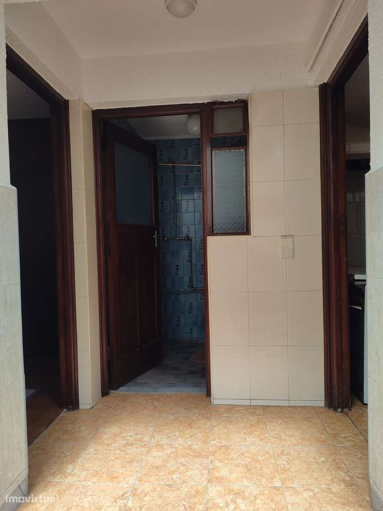 Moradia térrea com 4 frentes, garagem, anexos, jardim e bons acessos-36