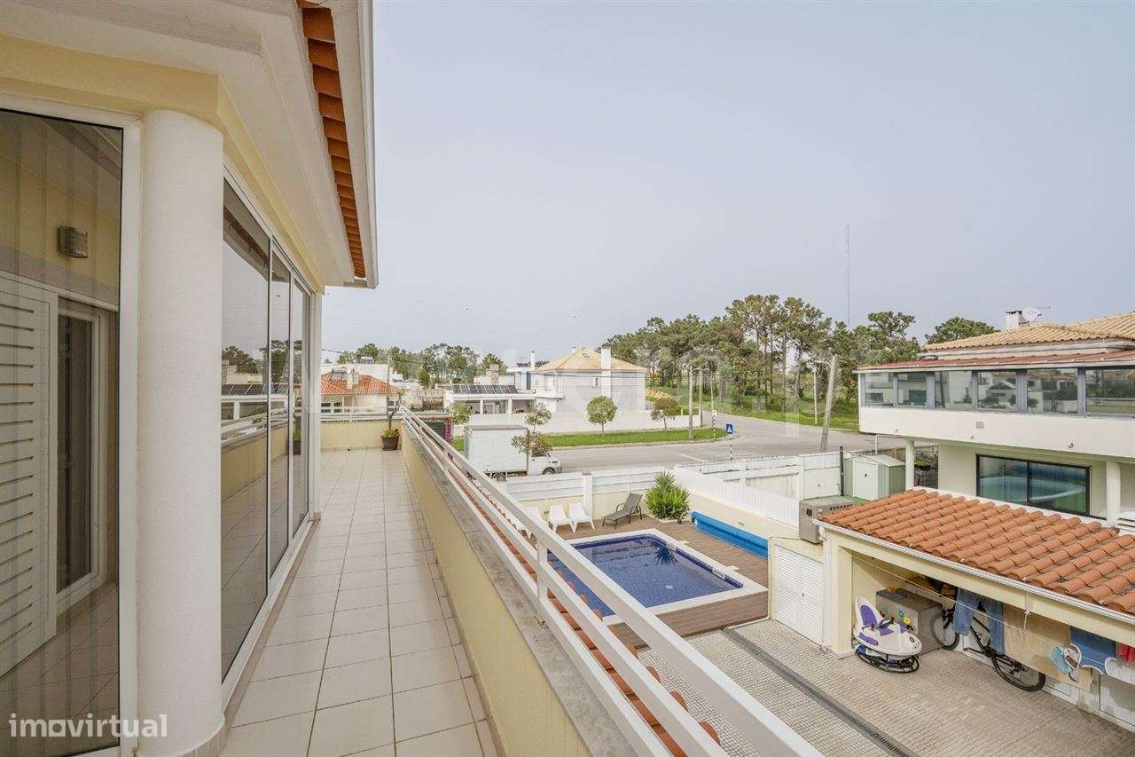 Moradia isolada de gaveto T4; Quinta de Valadares-24