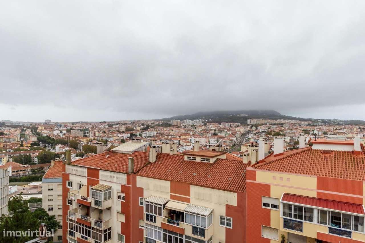 Apartamento T2 Remodelado c/ Lugar de Estacionamento em Mem Martins, S-26