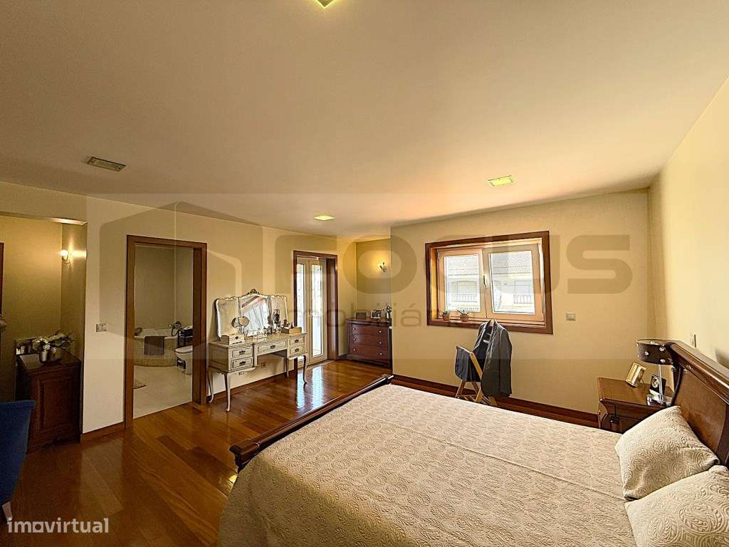 Espaçosa moradia T4 para venda em Esgueira-29