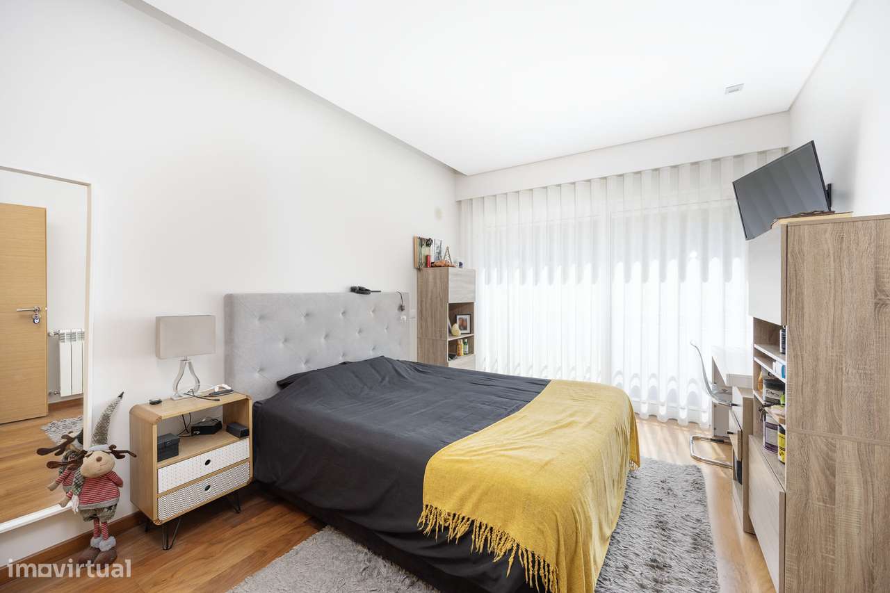 Apartamento T3 com 140m2 | Garagem 2 carros-22