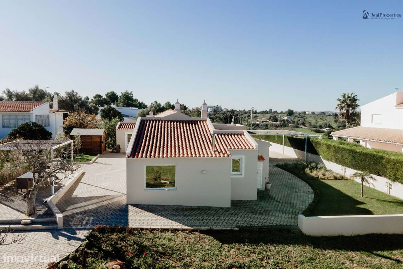 Elegante Moradia T3 Renovada com Vistas Panorâmicas em Alvor-46