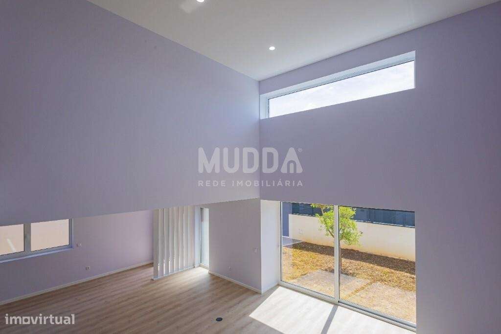 Moradia T4 com Design Contemporâneo e Acabamentos Premium-12