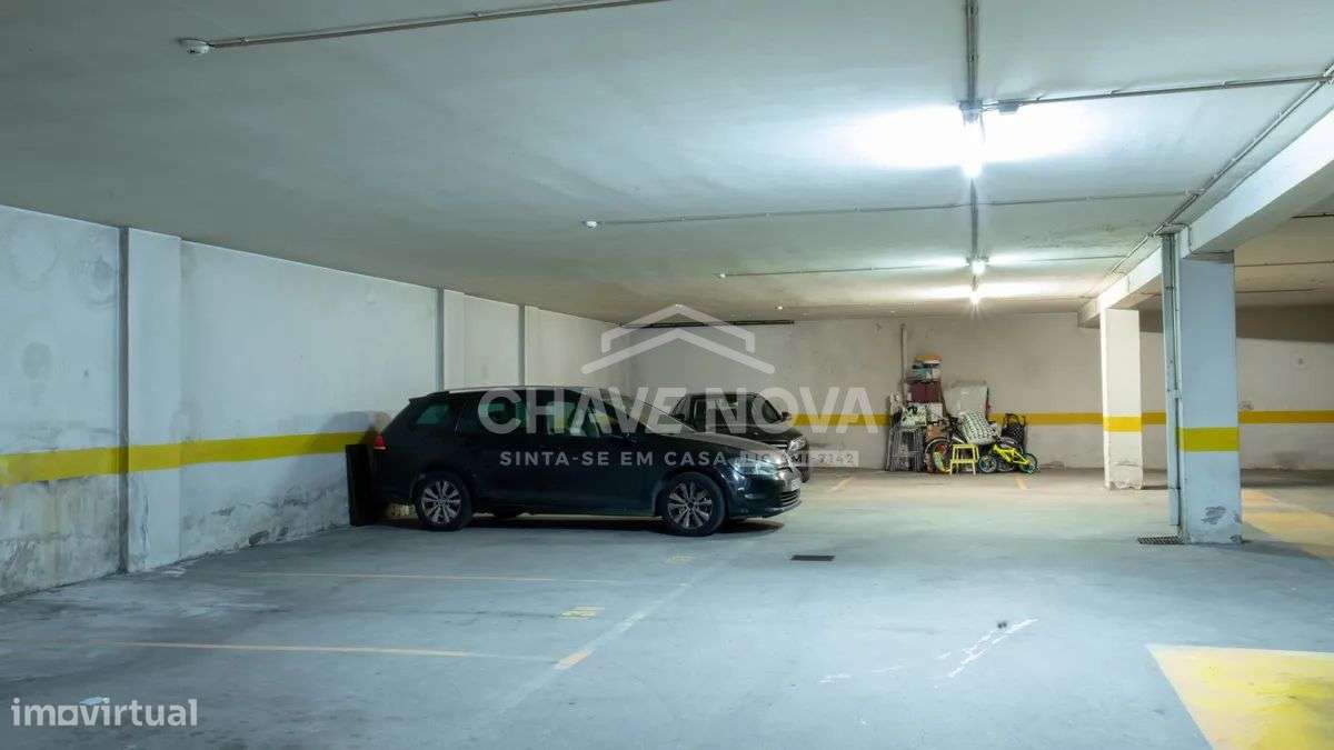 T2 2 FRENTES TOTALMENTE RENOVADO COM LUGAR DE GARAGEM - CANIDELO-24
