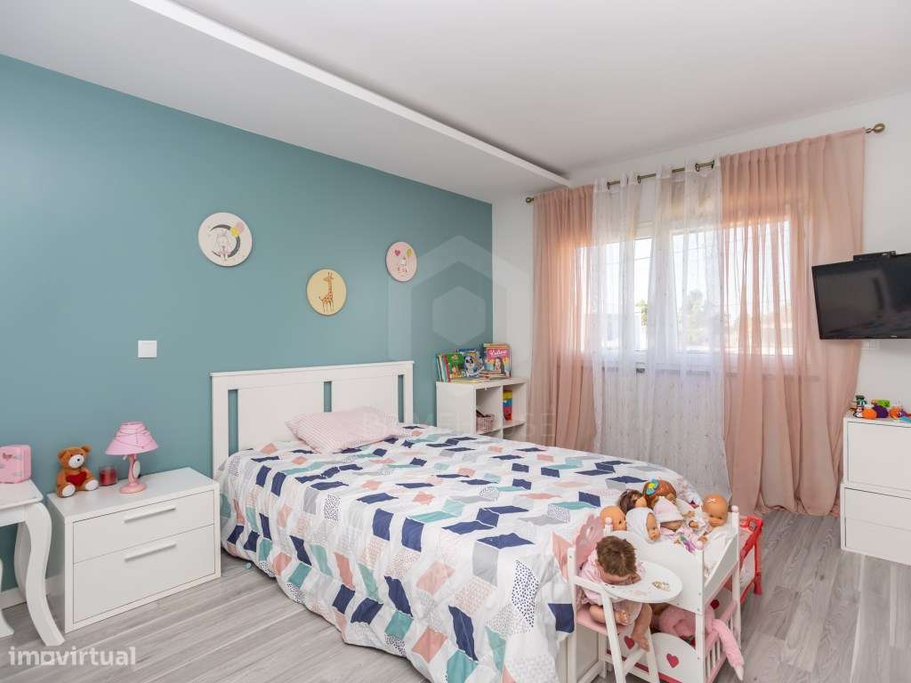 Moradia Isolada T4 com Piscina, Garagem e Acabamentos Premium-40