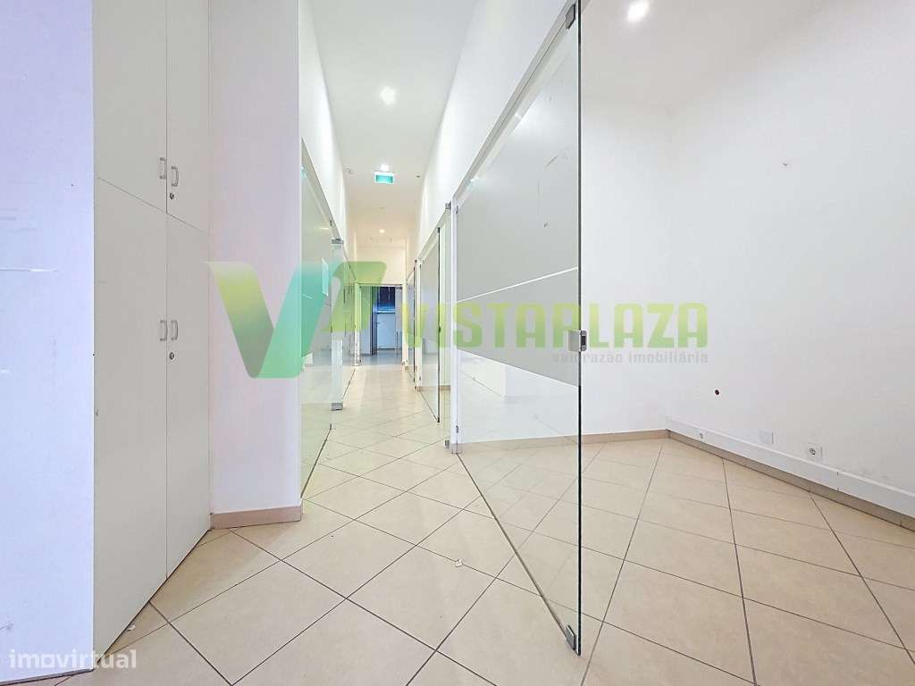 Loja em Portimão com 277 M2 e 2 lugares de estacionamento na Horta ... - Grande imagem: 5/25