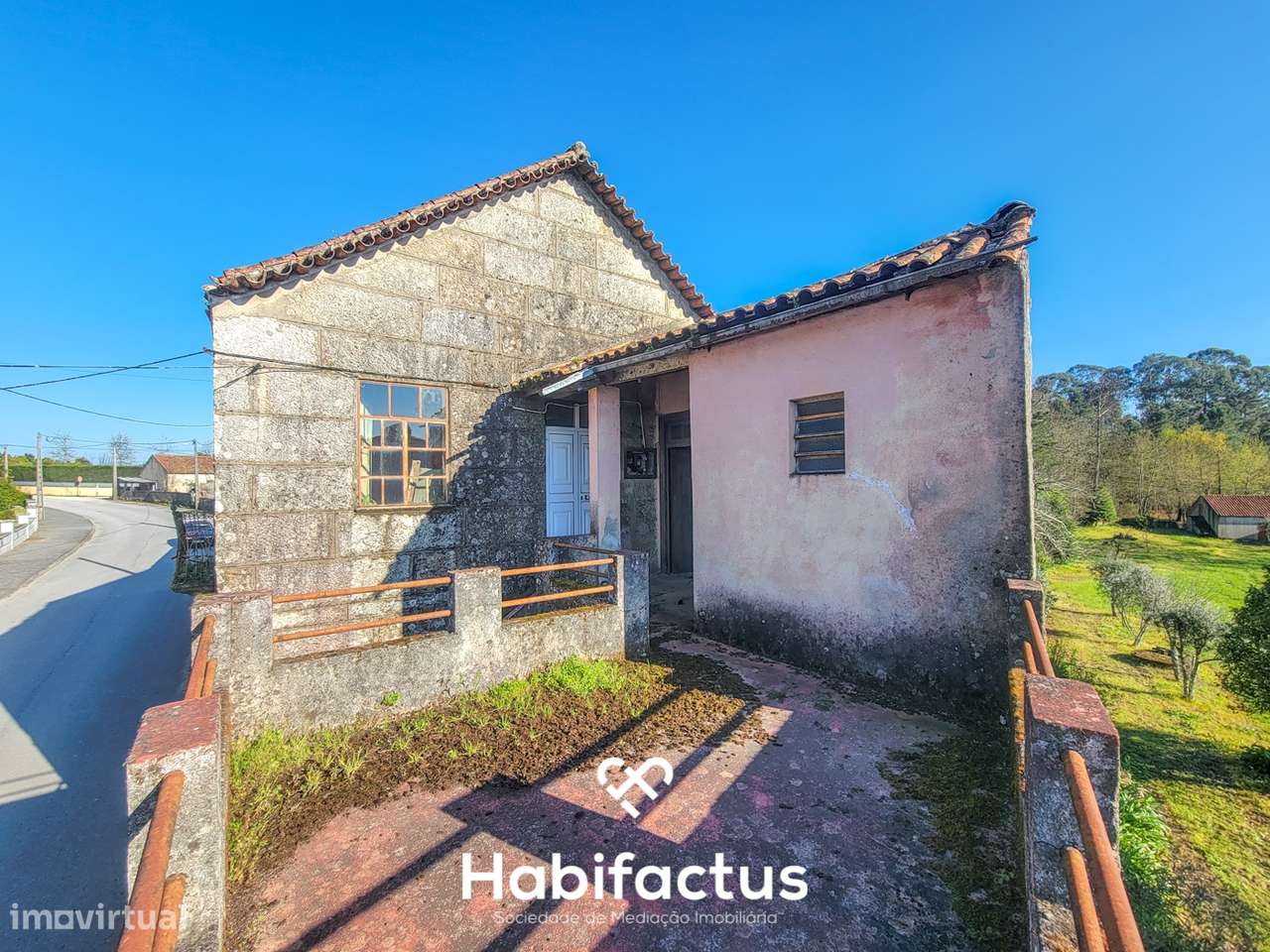 Moradia Isolada T3, para reconstrução com terraço e terreno de 1.828 m-13