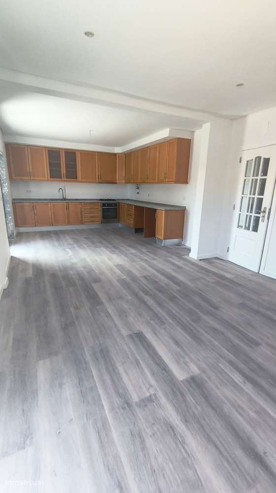 Andar de Moradia T2  Cave com 93m2-5