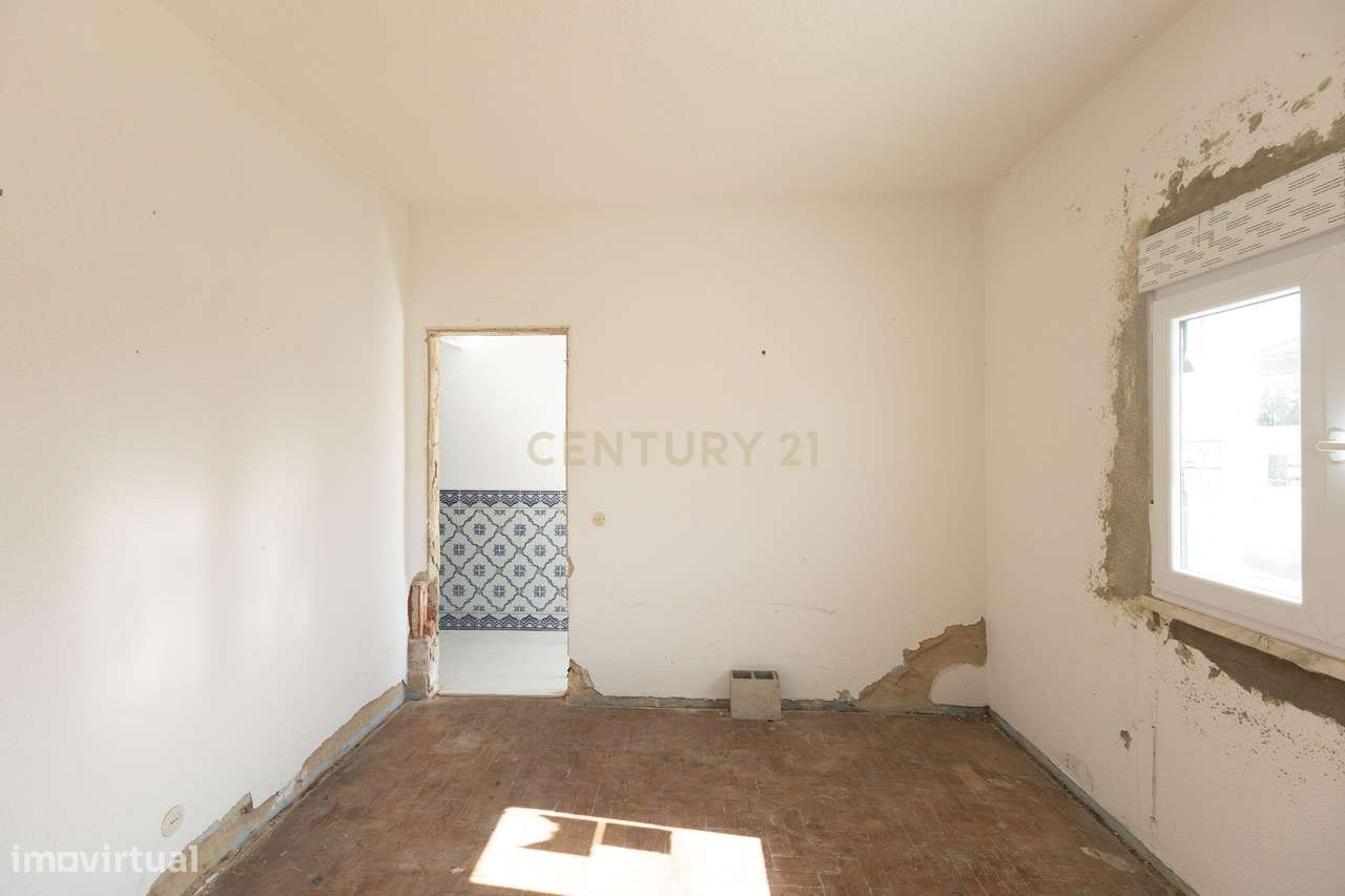 Moradia T3  com logradouro para remodelar - Grande imagem: 4/41