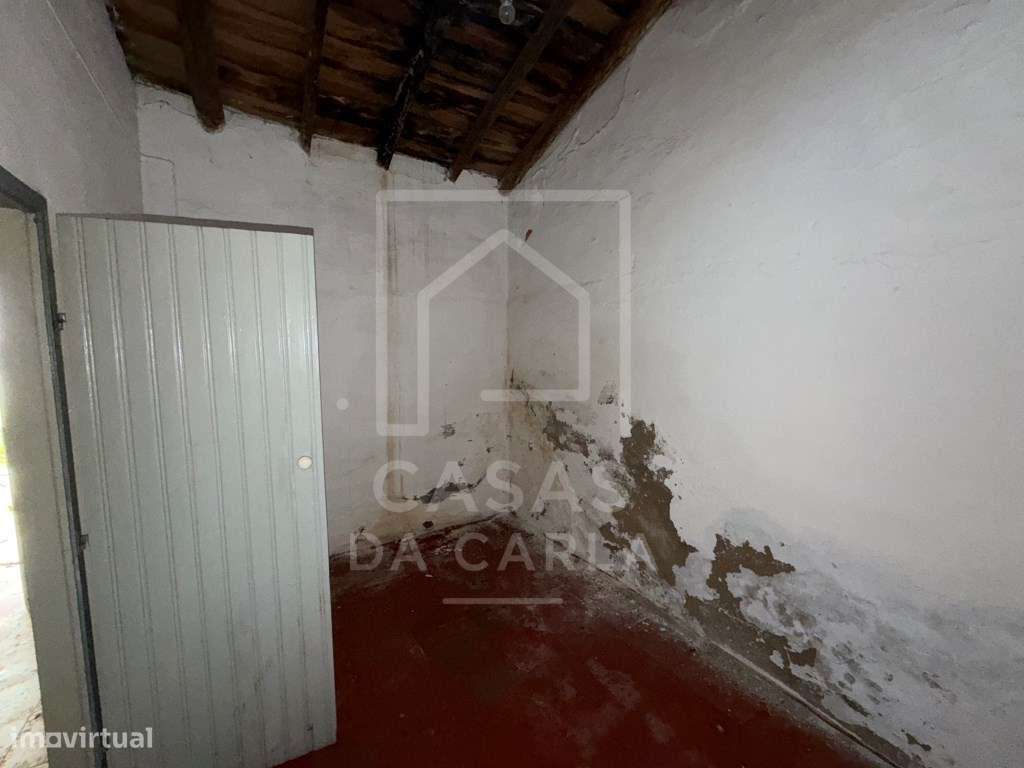 Moradia T4 com quintal e garagem em Cuba para obras-12