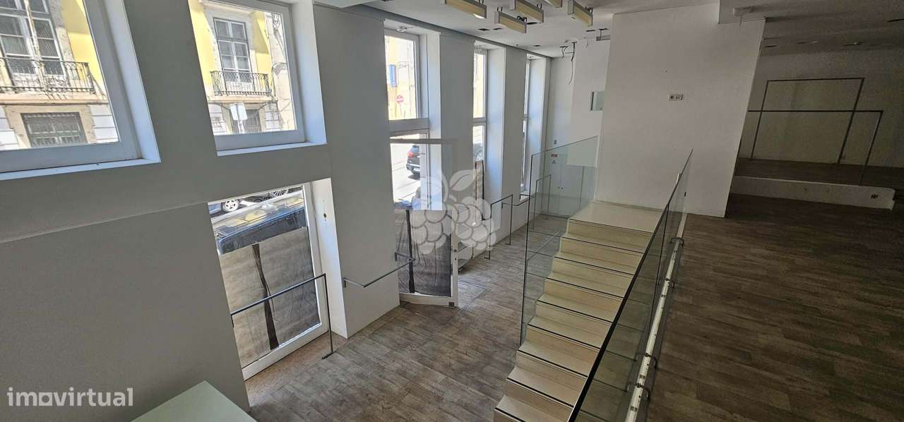 Loja ampla + 4 estacionamentos + arrecadação   Chiado - Grande imagem: 5/20