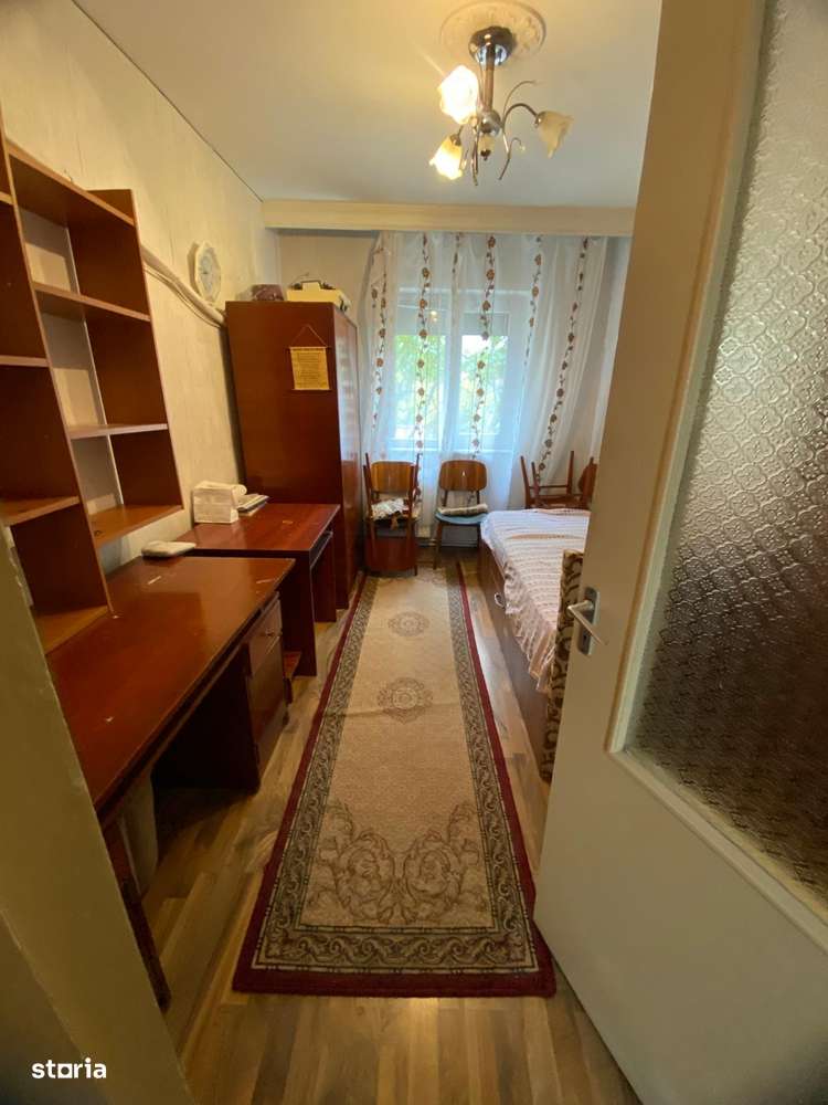 3 DECOMANDATE la etajul 2, Banca Nationala-3