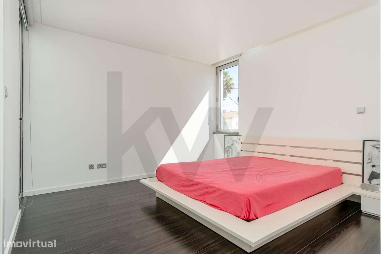 Moradia T4+2 com Piscina e Jardim em Marisol, Charneca de Caparica — 3-17
