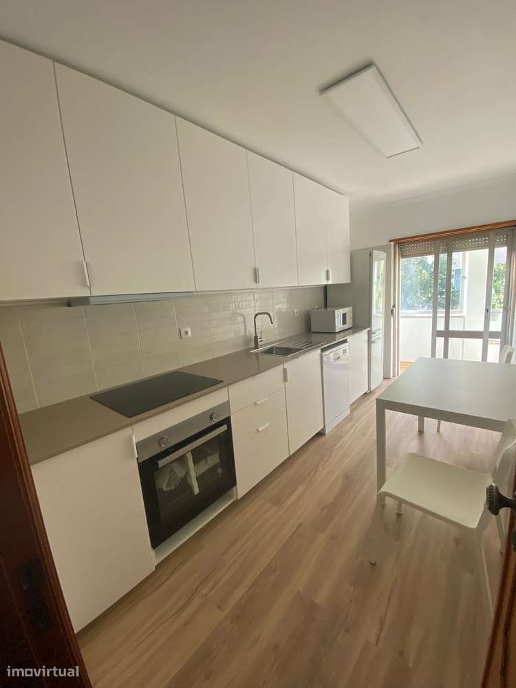 Arrenda-se T2 com amplo terraço perto da Av. de Roma/Campo Pequeno - Grande imagem: 4/8