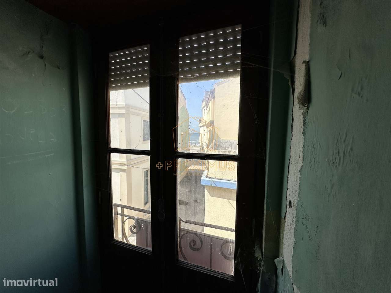 Moradia p/ restaurar c/ vista mar-23