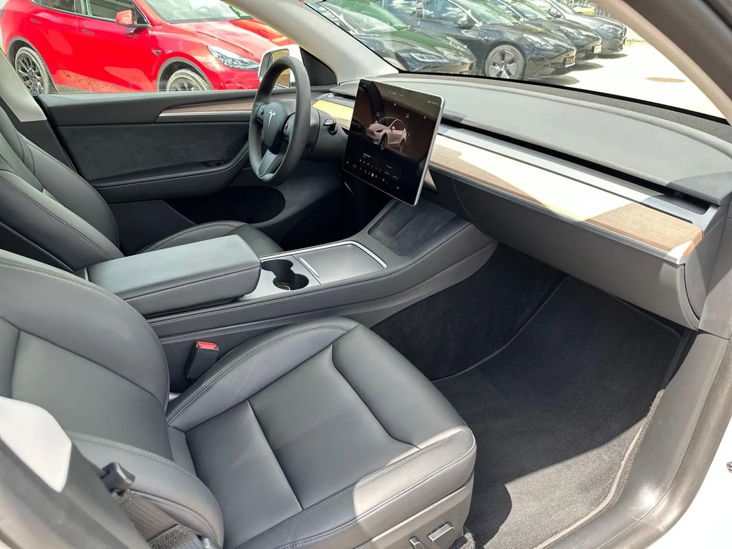Tesla Model Y Long Range Dual Motor AWD - 31