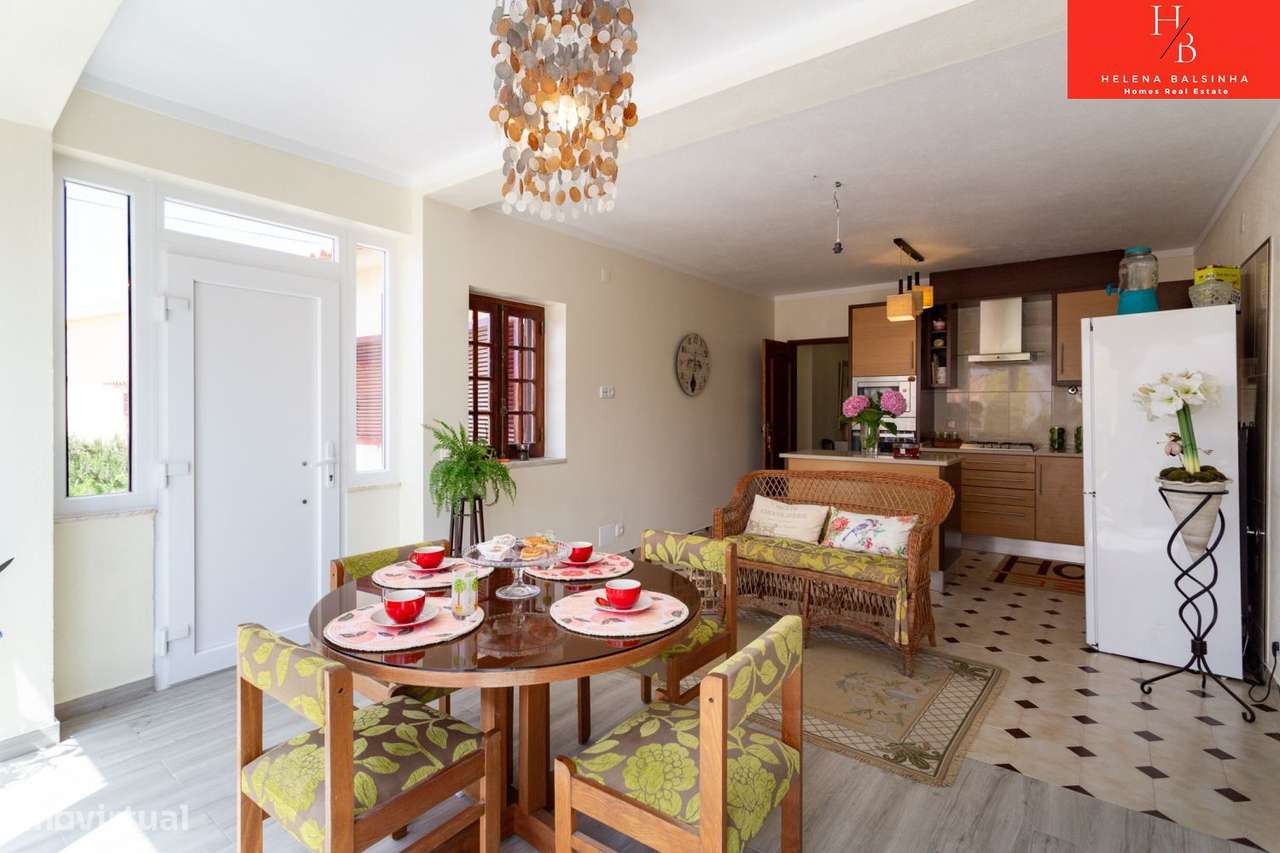 Bonita moradia V6, situada nos Casais de São Lourenço, junto à pra-18