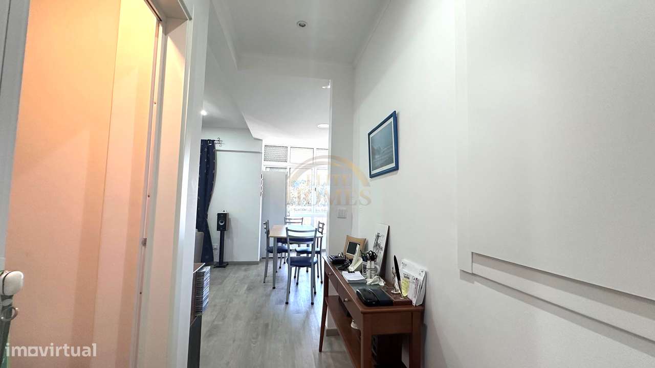 T2 Remodelado com Vista Desafogada, em Linda-a-Velha.-10