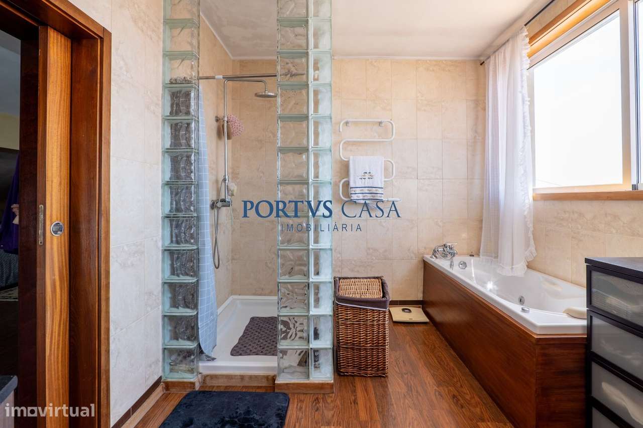 Moradia T4 com piscina em Lavra-34