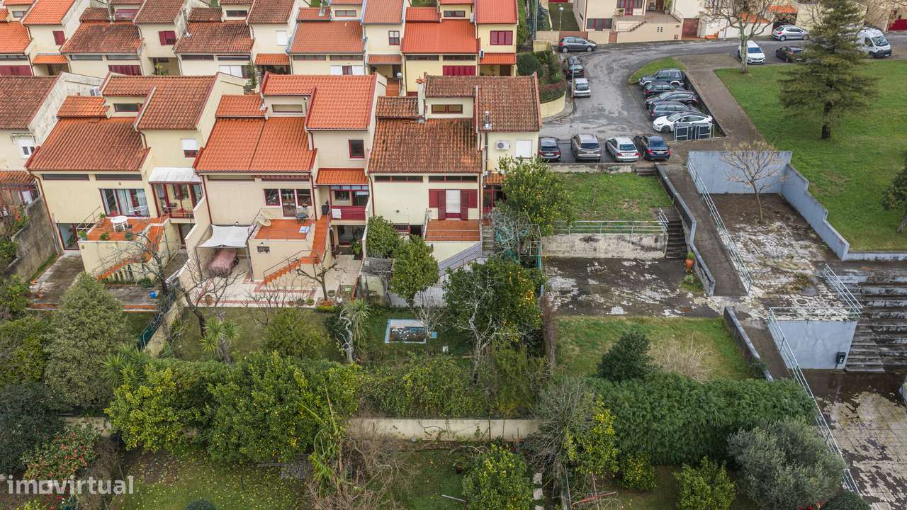 Moradia T4 de gaveto em Nogueira-38