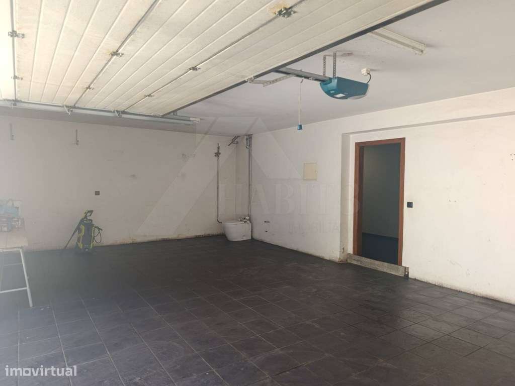Moradia com terreno envolvente, espaços amplos e excelente potencial-47