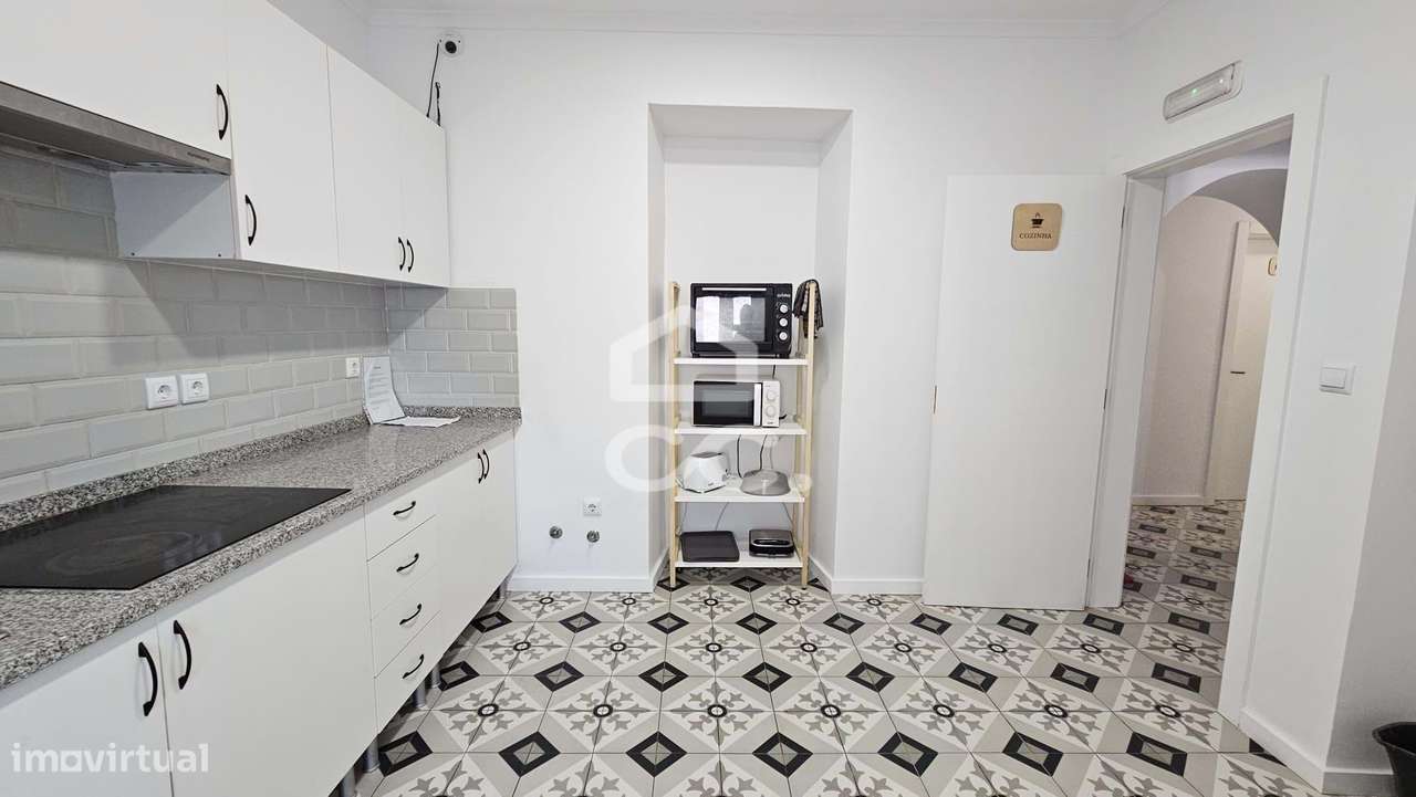 Alojamento com 10 quartos, pronto a rentabilizar, com obras recentes e-13