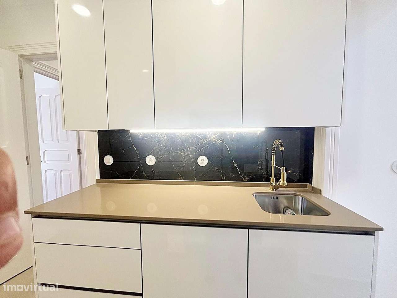 T3 totalmente remodelado com varanda na Av. General Roçadas-6