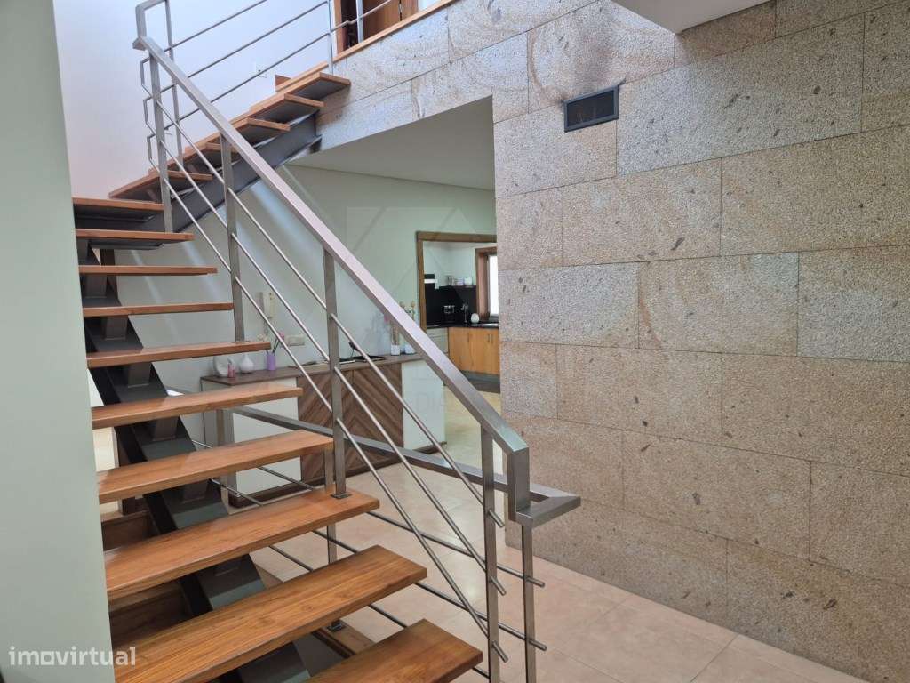 Moradia T4 com Suite, Jardim e Garagem - Centro de Ponte de Lima-33