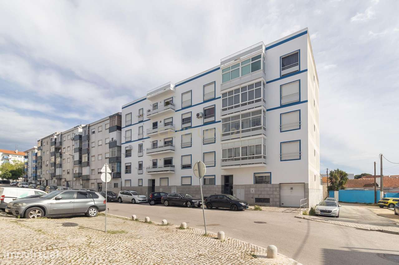 Magnifico T2, no Laranjeiro, perto do Alfeite, construção de 2002, pré - Grande imagem: 2/32